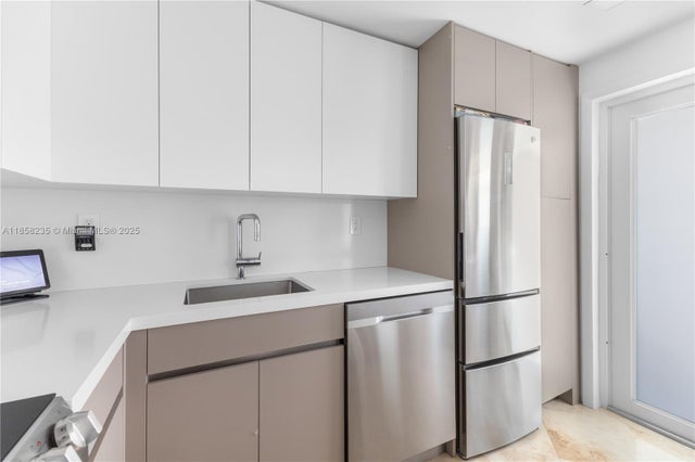 5 of 18 - 1400 Lincoln Rd 402, Miami Beach, FL
