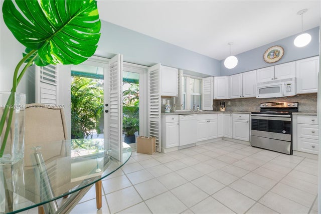 4 of 15 - 612 Valencia Ave 104, Coral Gables, FL