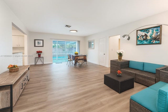 2 of 11 - 535 Ne 158th St, Miami, FL