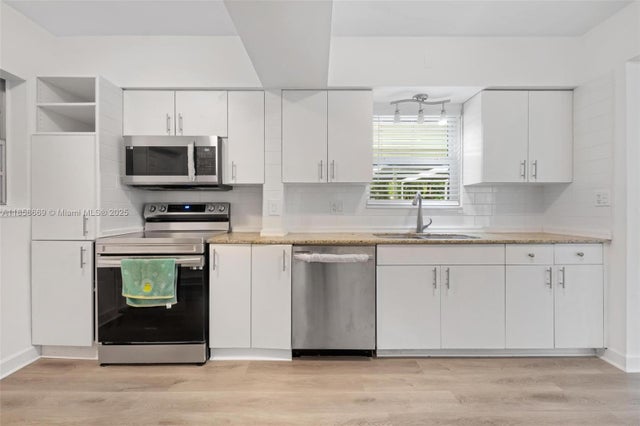 3 of 11 - 535 Ne 158th St, Miami, FL