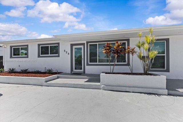 4 of 46 - 528 W 45th Pl, Hialeah, FL