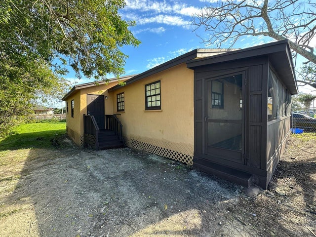 2 of 49 - 125 Sw 11th Ave, South Bay, FL