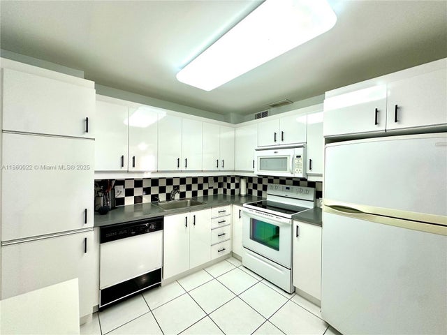 4 of 71 - 1950 S Ocean Dr 7e, Hallandale Beach, FL