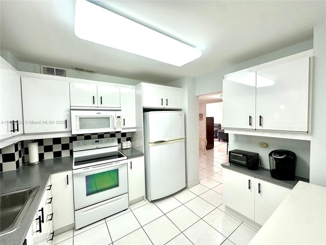 5 of 71 - 1950 S Ocean Dr 7e, Hallandale Beach, FL