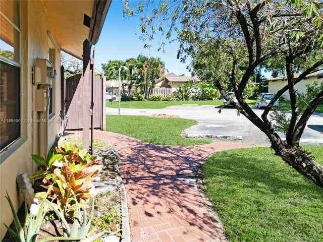 2 of 23 - 114 Essex Rd 1-36, Hollywood, FL