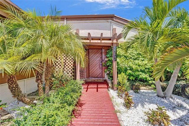 1 of 46 - 2707 S Parkview Dr, Hallandale Beach, FL