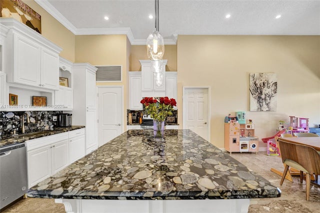 3 of 46 - 2707 S Parkview Dr, Hallandale Beach, FL