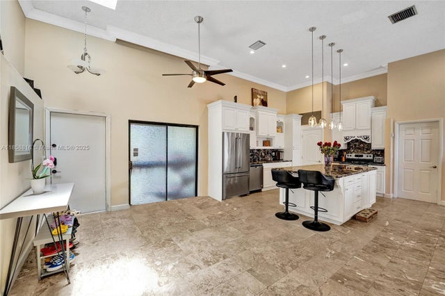 4 of 46 - 2707 S Parkview Dr, Hallandale Beach, FL