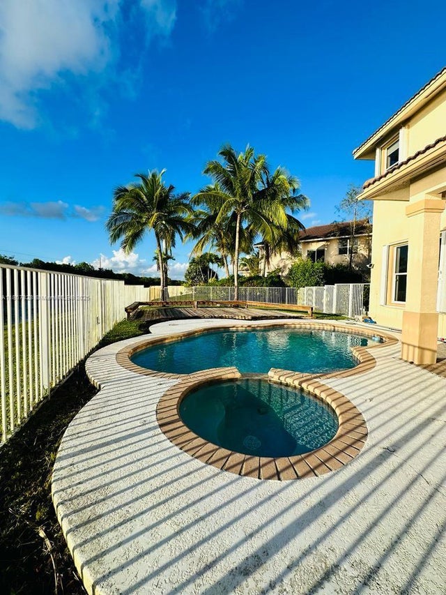 2 of 63 - 1887 Harbor View Cir, Weston, FL