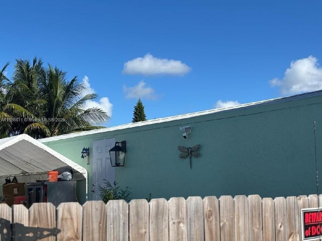 1 of 8 - 451 Se 8th St, Homestead, FL