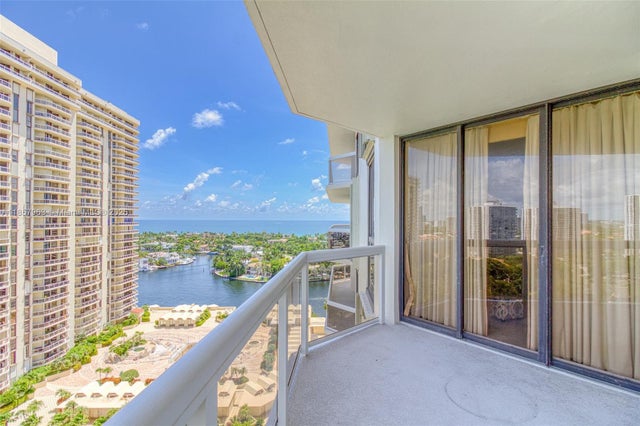 2 of 48 - 20185 E Country Club Dr 1709, Aventura, FL
