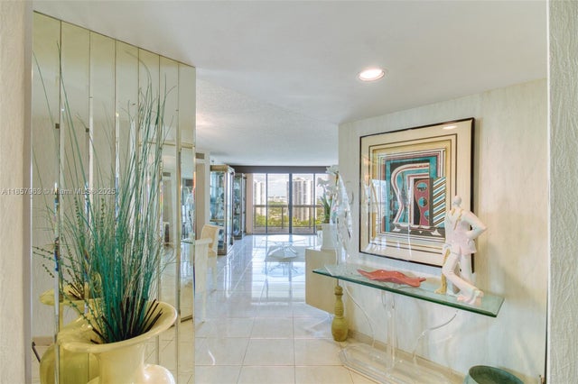 4 of 48 - 20185 E Country Club Dr 1709, Aventura, FL