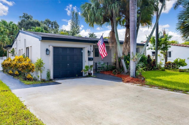 2 of 38 - 911 N Park Rd, Hollywood, FL