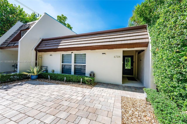 2 of 39 - 6704 Crooked Palm Ter, Miami Lakes, FL