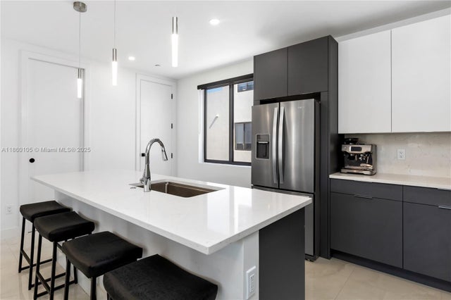 4 of 36 - 436 Se 12th Ct, Fort Lauderdale, FL