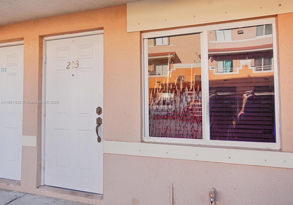 37 W 11th St 203, Hialeah