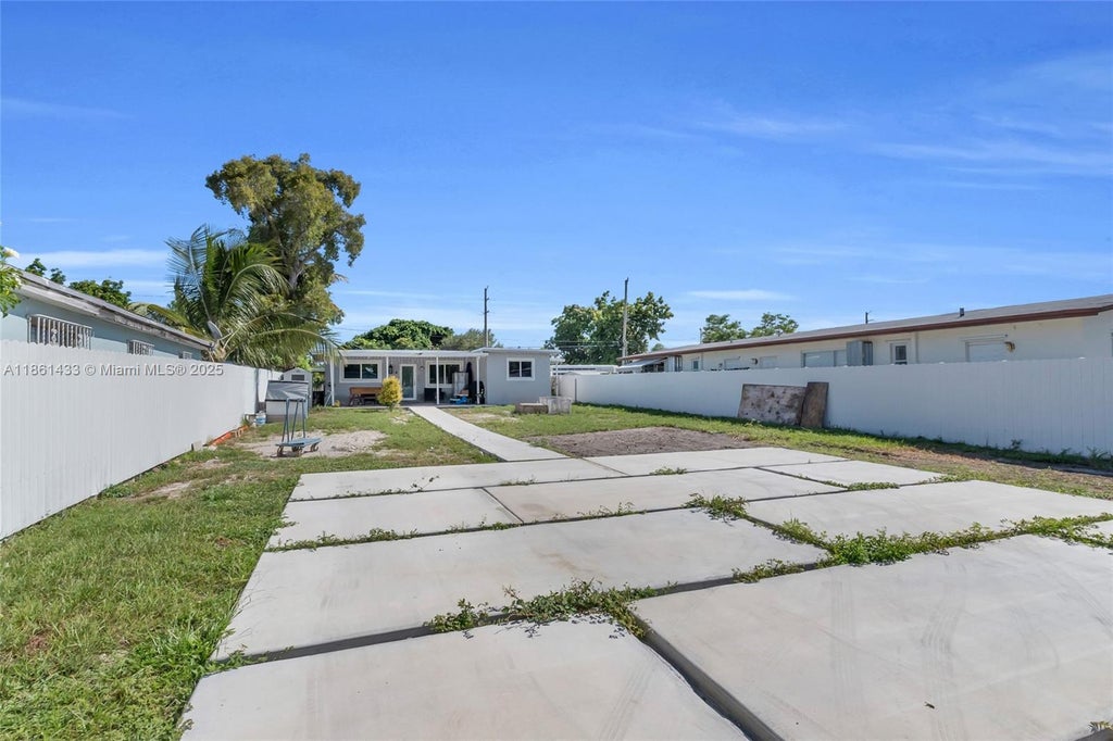 2930 Nw 90th St, Miami