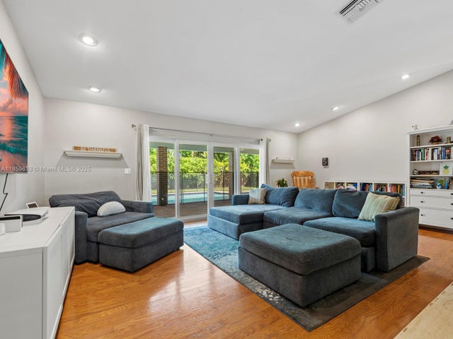 4 of 31 - 13050 Sw 71st Ave, Pinecrest, FL