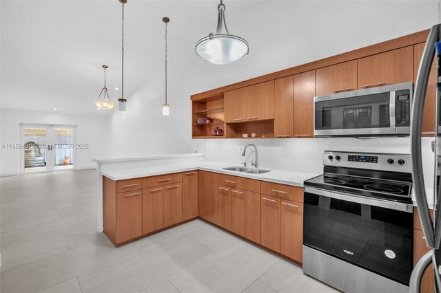 2 of 25 - 2141 W 53rd St, Hialeah, FL