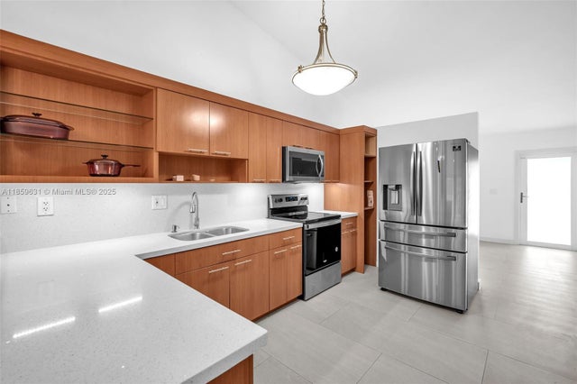 3 of 25 - 2141 W 53rd St, Hialeah, FL
