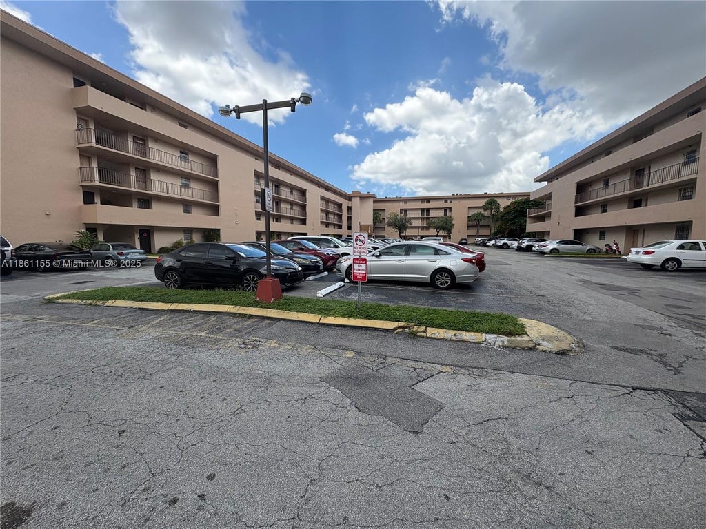 8889 Fontainebleau Blvd 204, Miami