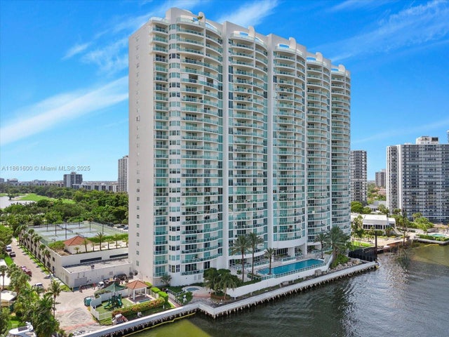 2 of 43 - 20201 E Country Club Dr 2301, Aventura, FL