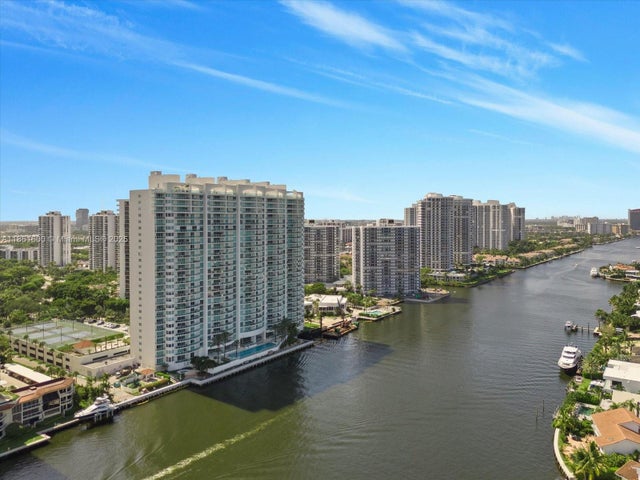 3 of 43 - 20201 E Country Club Dr 2301, Aventura, FL