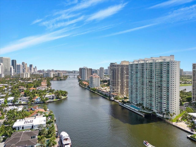 4 of 43 - 20201 E Country Club Dr 2301, Aventura, FL