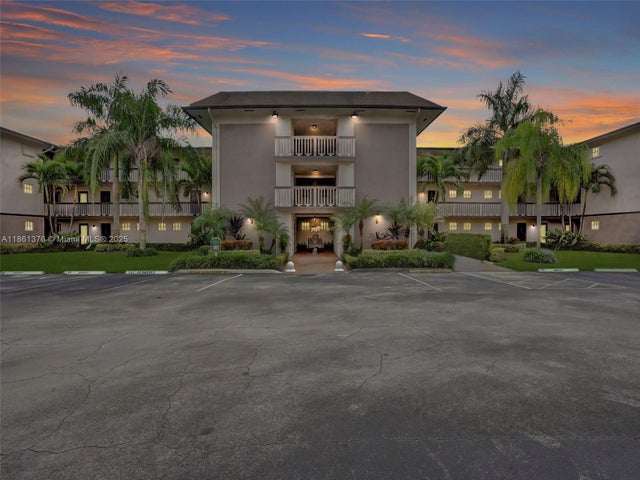 1 of 58 - 4900 Washington St 203, Hollywood, FL