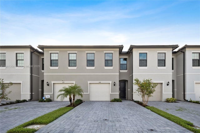 1 of 20 - 4488 E Appleton Cir E, Oakland Park, FL