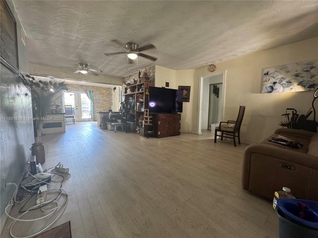 3 of 11 - 3525 Sw 15th Ct, Fort Lauderdale, FL