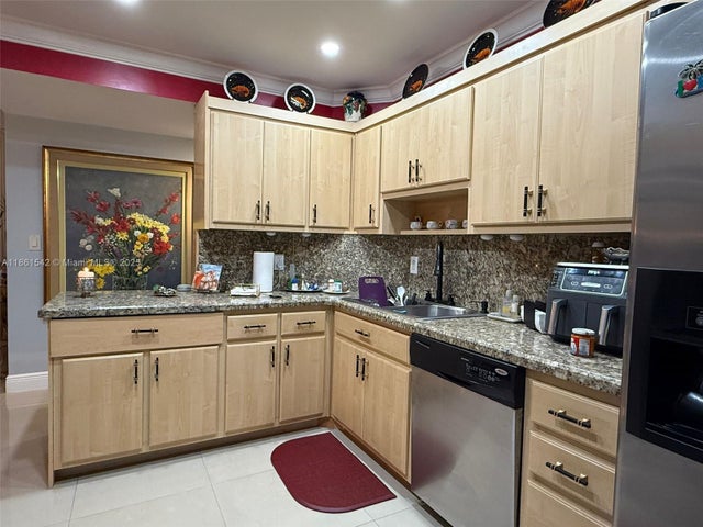 5 of 28 - 4350 Hillcrest Dr 112, Hollywood, FL