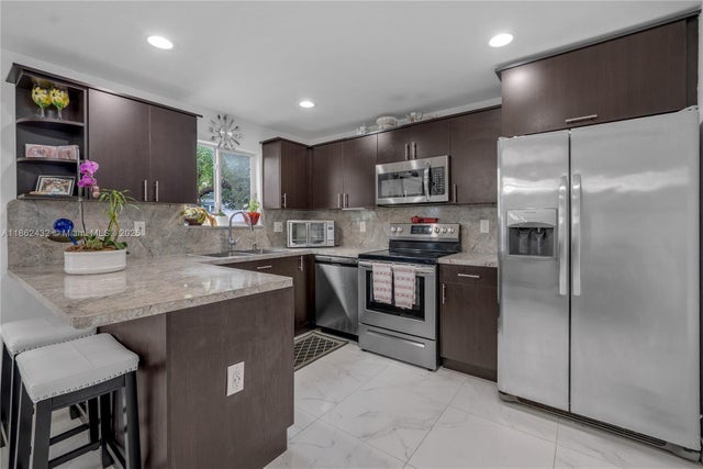 3020 Nw 45th St, Miami