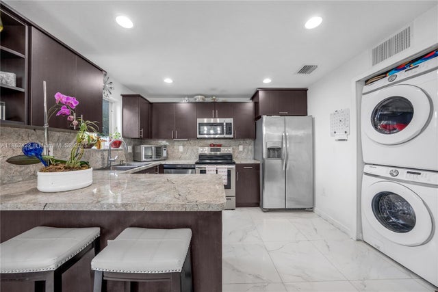 4 of 34 - 3020 Nw 45th St, Miami, FL