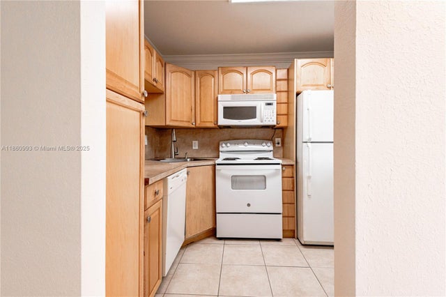 4 of 33 - 9420 Poinciana Pl 210, Davie, FL