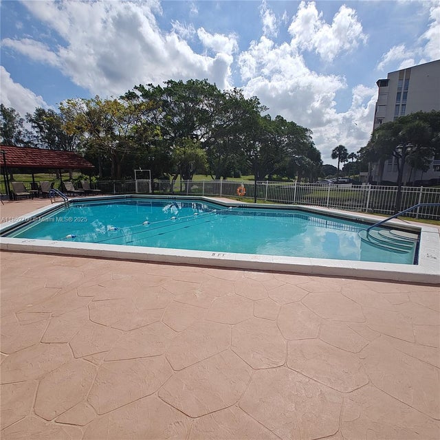 5 of 27 - 7051 Environ Blvd 433, Lauderhill, FL