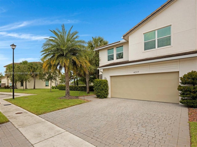 2 of 35 - 4317 Lago Dr, Deerfield Beach, FL