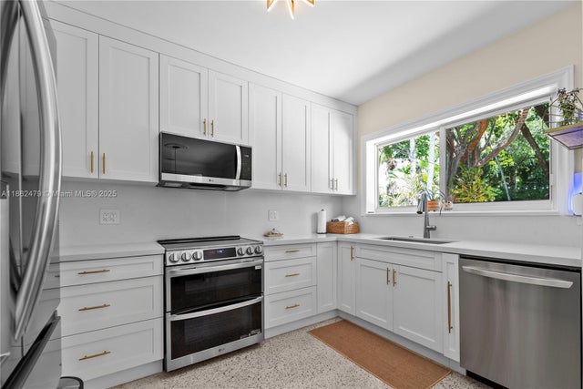 3 of 25 - 6601 Sw 64th St, South Miami, FL