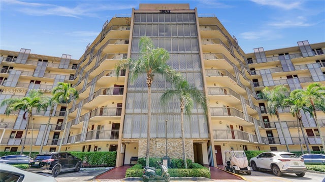 2 of 41 - 3101 N Country Club Dr 401, Aventura, FL