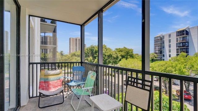 3 of 41 - 3101 N Country Club Dr 401, Aventura, FL