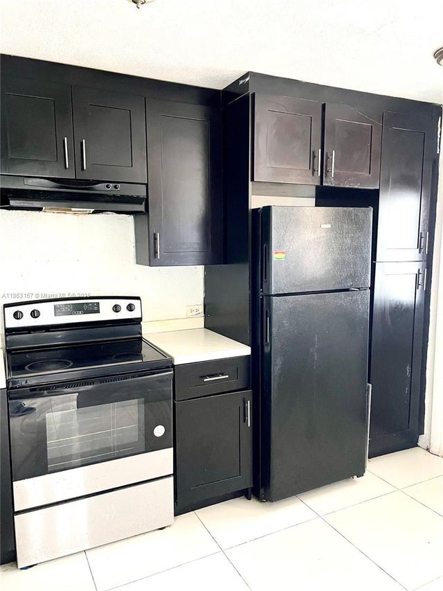 2 of 7 - 445 Ne 195th St 326, Miami, FL