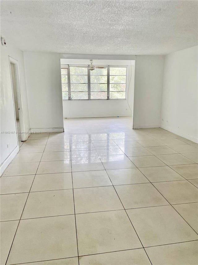 4 of 7 - 445 Ne 195th St 326, Miami, FL