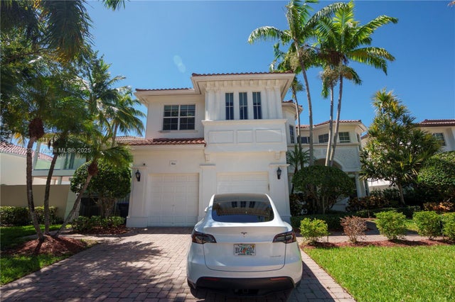 2 of 34 - 822 Meridian Ln, Hollywood, FL