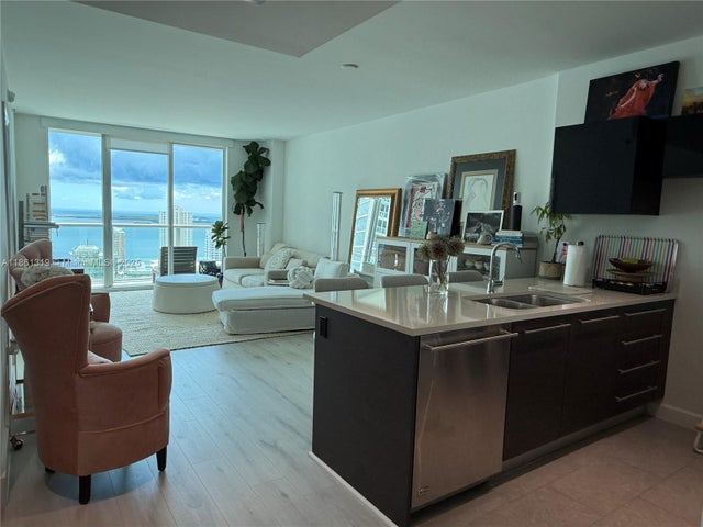 1 of 9 - 500 Brickell Ave 3100, Miami, FL