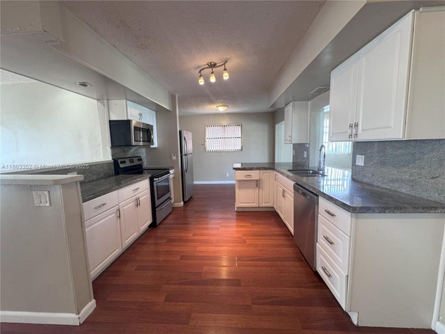 3 of 8 - 2201 N 54th Ave, Hollywood, FL