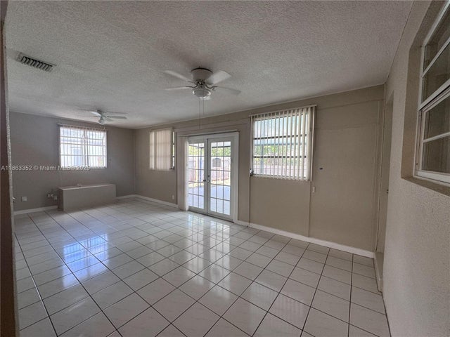 4 of 8 - 2201 N 54th Ave, Hollywood, FL