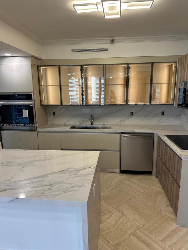 2 of 78 - 19500 Turnberry Way 12e, Aventura, FL