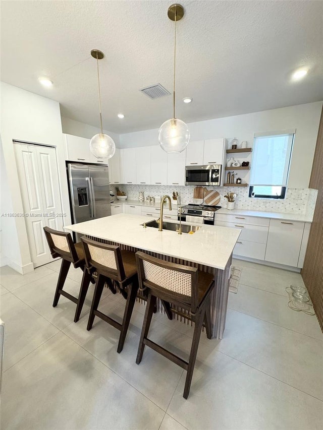 4 of 21 - 4867 Nw 84th Ave, Doral, FL