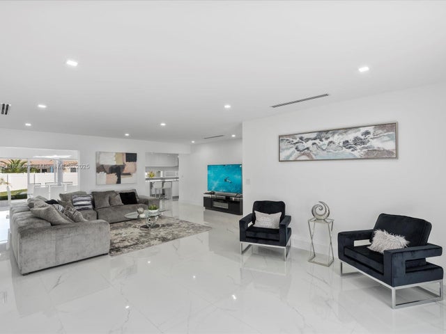 2 of 18 - 4901 S Grant St, Hollywood, FL