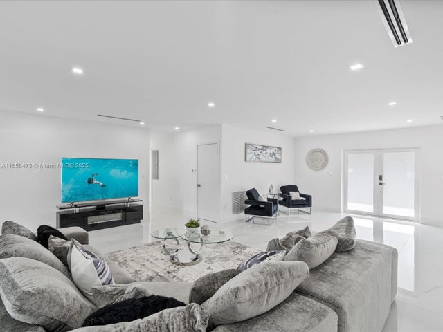 3 of 18 - 4901 S Grant St, Hollywood, FL